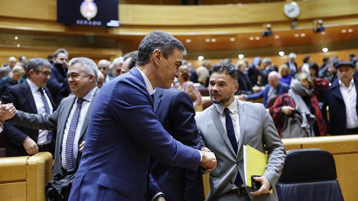 El president del Govern, Pedro Sánchez, saluda el portaveu d’ERC, Gabriel Rufián, després del ple sobre els tres primers decrets de la legislatura