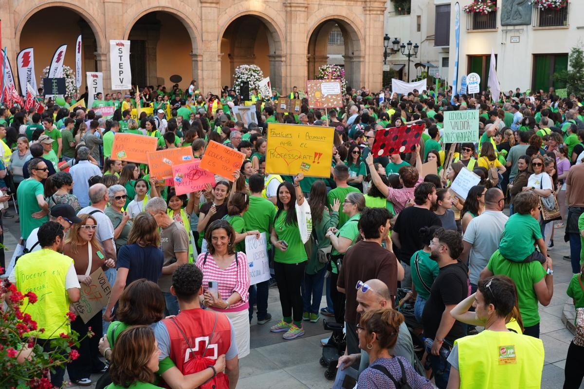 El profesorado protagoniza una histórica y multitudinaria manifestación en Castelló