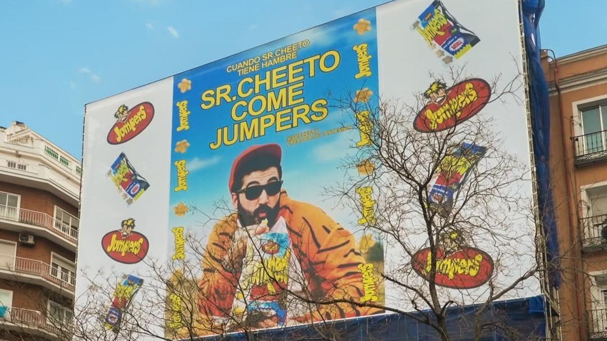 La retirada de una lona publicitaria de Jumpers con Sr. Cheeto desata toda clase de rumores en las redes.
