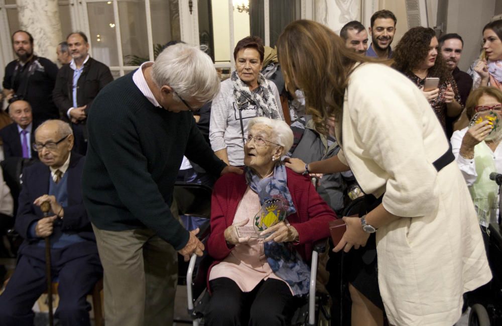 Homenaje a los 25 vecinos centenarios de Valencia