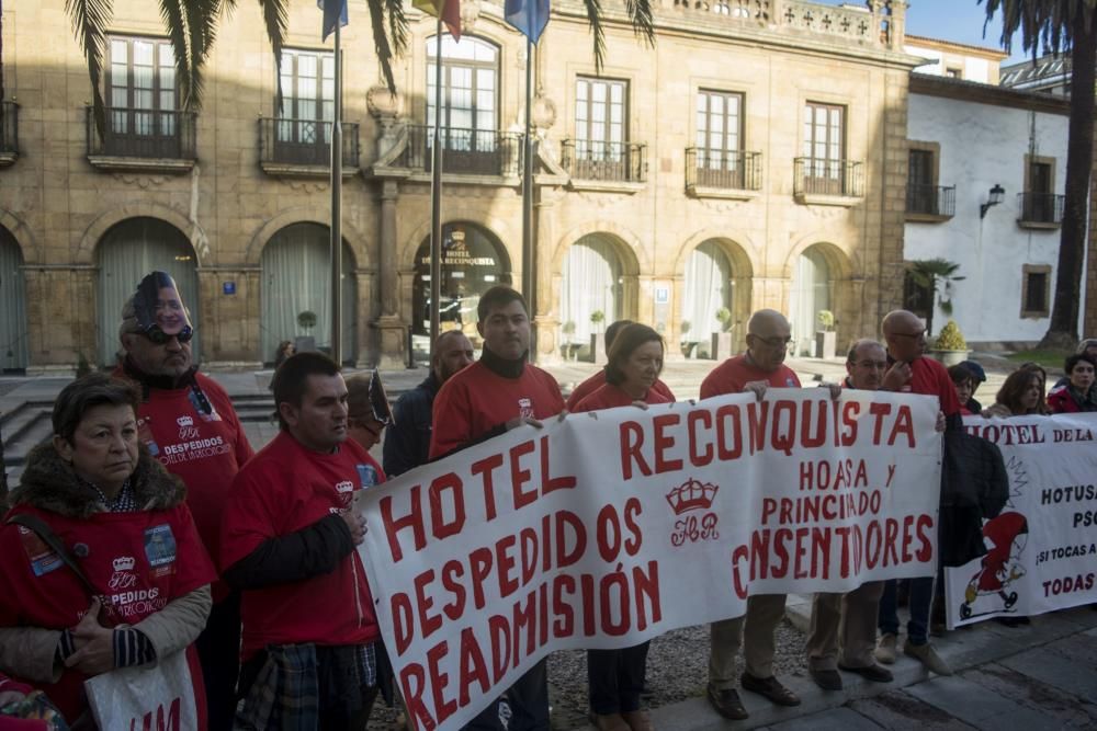 Concentración a la puerta del hotel Reconquista