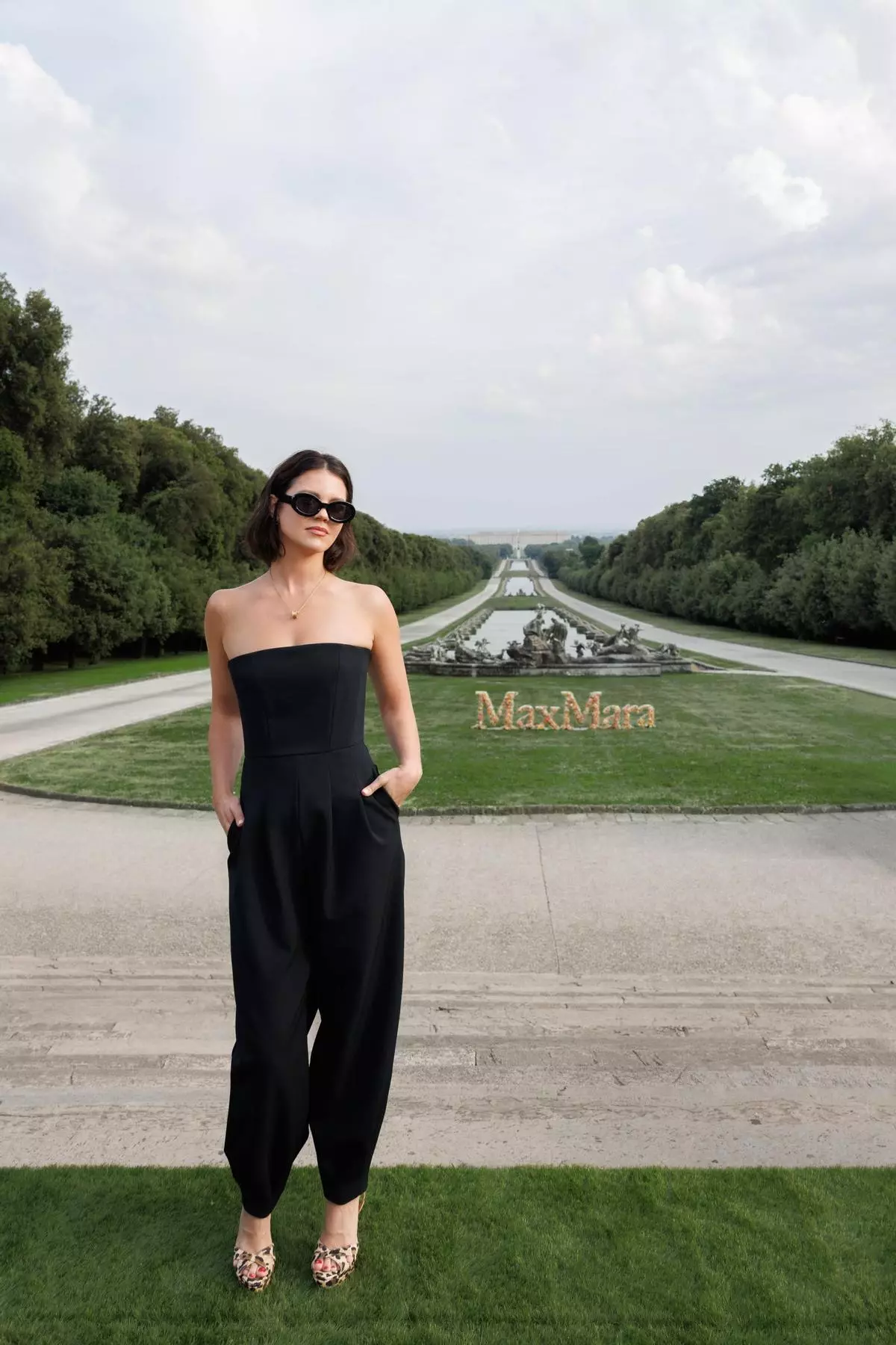 Max Mara recupera la sensualidad y la elegancia de la mujer italiana de los años 50 en su desfile de Nápoles