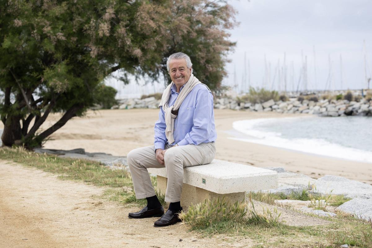 Paco Martínez, ex futbolista del Barça, fotografiado en la playa de Sant Andreu de Llavaneres, Maresme, Barcelona. 15 de mayo de 2026