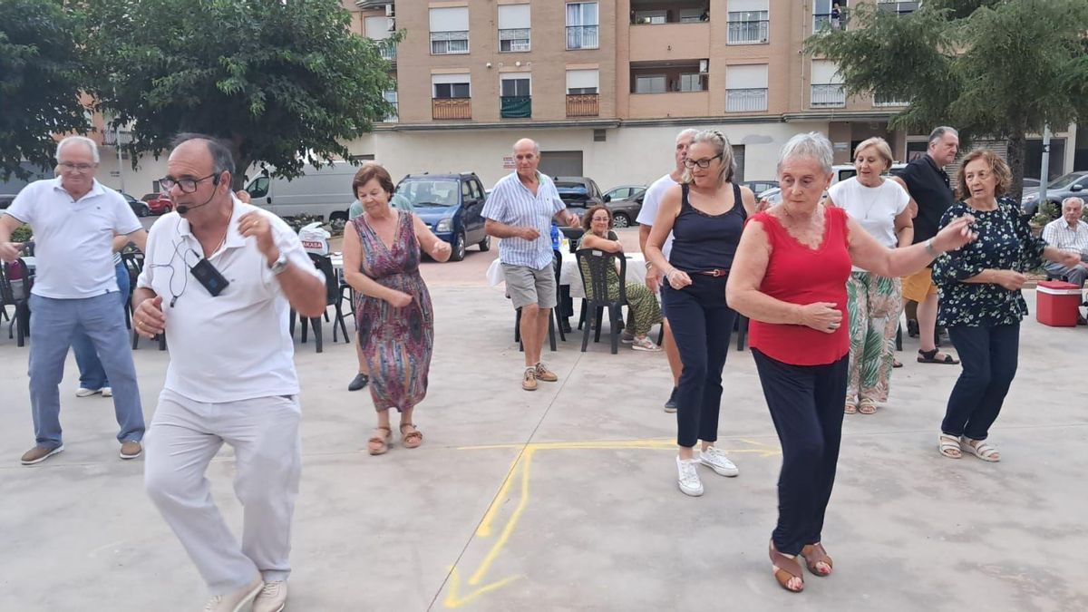 El ambiente festivo inundó la plaza de l’Hereu con música de diversos estilos, antes de que apareciera la lluvia.