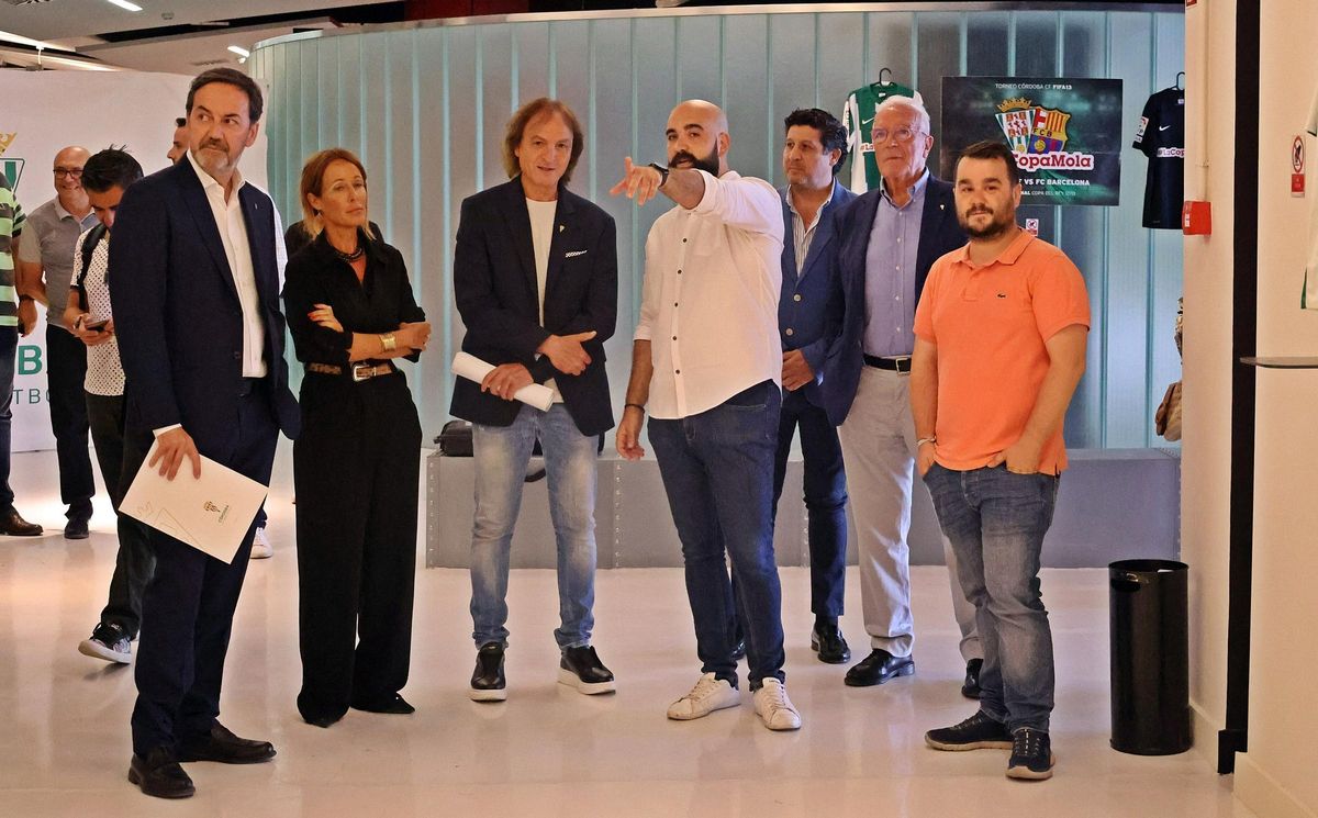 Rubén Castro y Paco Cobos, junto a Monterrubio, Marían Aguilar, Perico Campos, Sebastián del Rey y Pepe Cabezuelo.