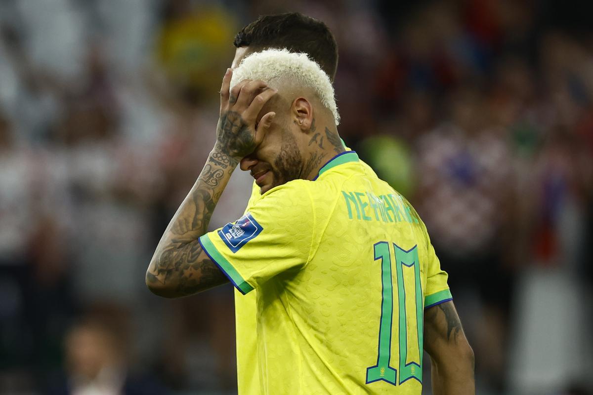 GR5330. RAYÁN (CATAR), 09/12/2022.- Neymar de Brasil llora tras perder en la serie de penaltis hoy, en un partido de los cuartos de final del Mundial de Fútbol Qatar 2022 entre Croacia y Brasil en el estadio Ciudad de la Educación en Rayán (Catar). EFE/ José Méndez