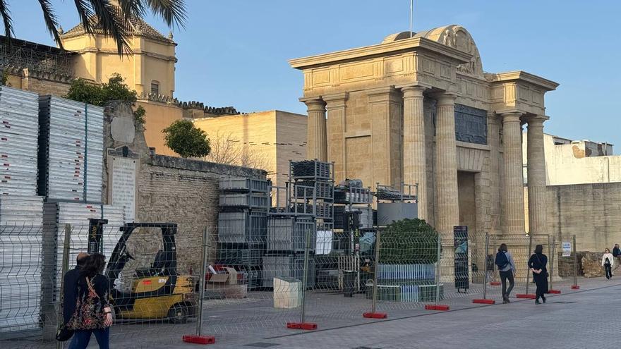 Comienza el montaje de los palcos de la carrera oficial junto a la Mezquita-Catedral