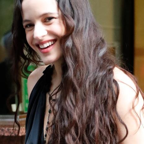 Si ya amábamos a Rosalía, ahora todavía más tras verla con la maleta de Primark que puedes llevar en cualquier compañía aérea