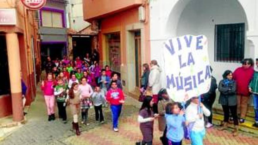 Los escolares de Logrosán celebran el Día de Santa Cecilia, patrona de la música