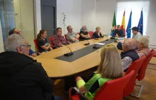 "Corren peligro de derrumbarse varias casas": los vecinos de Lastres exigen reparar el acceso al puerto
