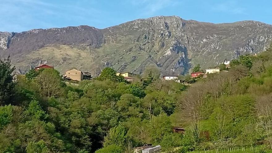 La sierra del Aramo desde Nijeres, con Muriellos en primer término. | FERNANDO DELGADO
