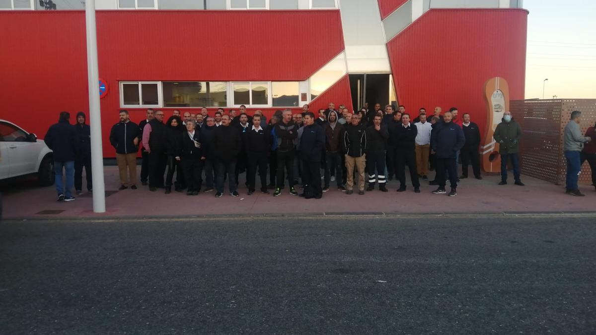 Plante de trabajadores este lunes en Transportes de Murcia.