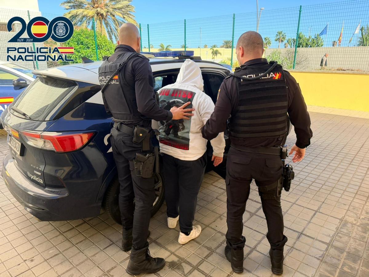 El detenido por posesión de drogas.