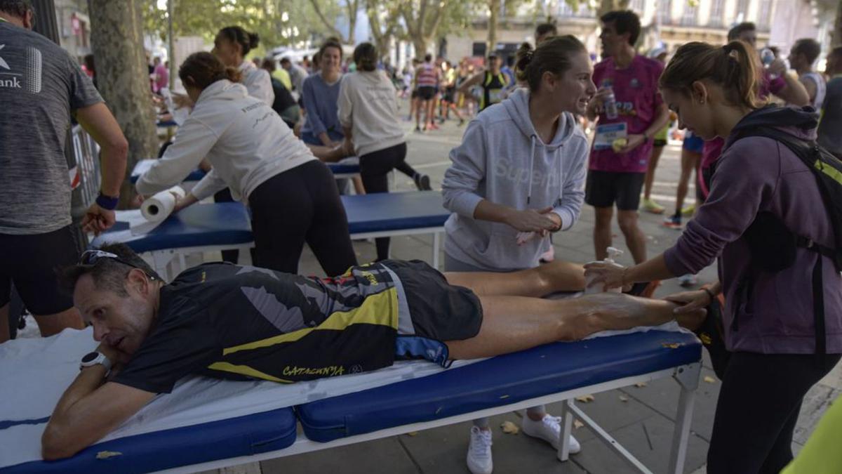 L’organització va oferir un servei de massatge per als atletes | OSCAR BAYONA