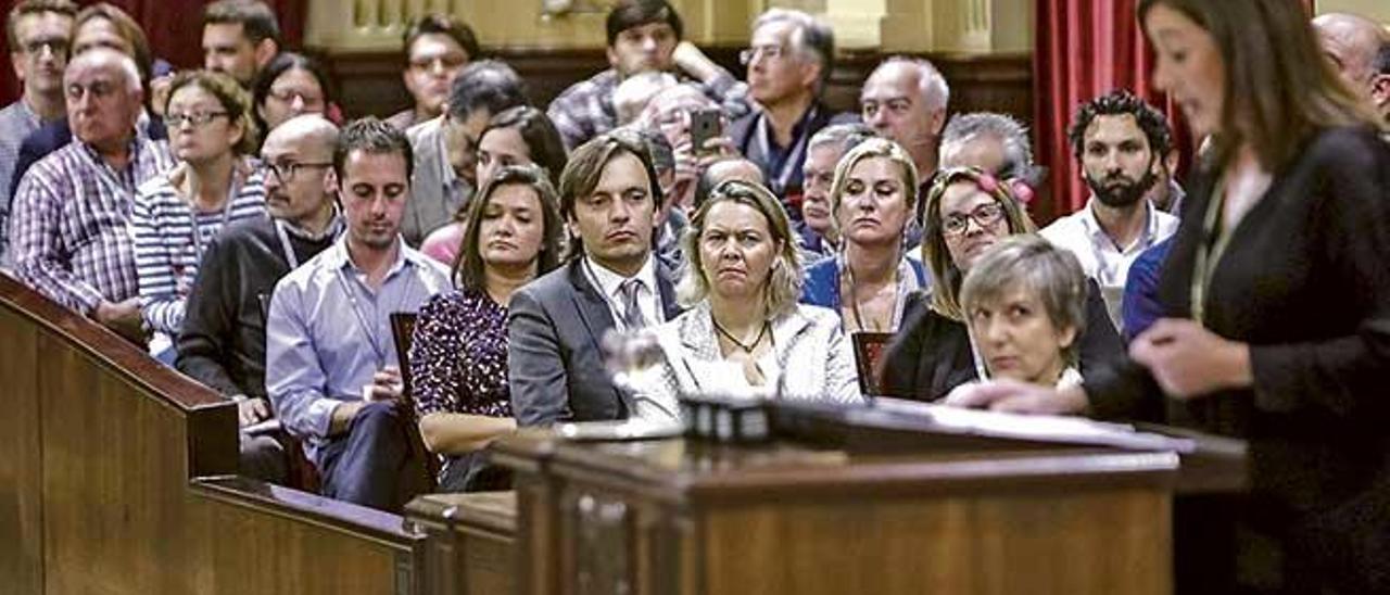 Imagen de la zona de invitados repleta con la delegada del Gobierno, María Salom, en primera fila y sin los senadores autonómicos.