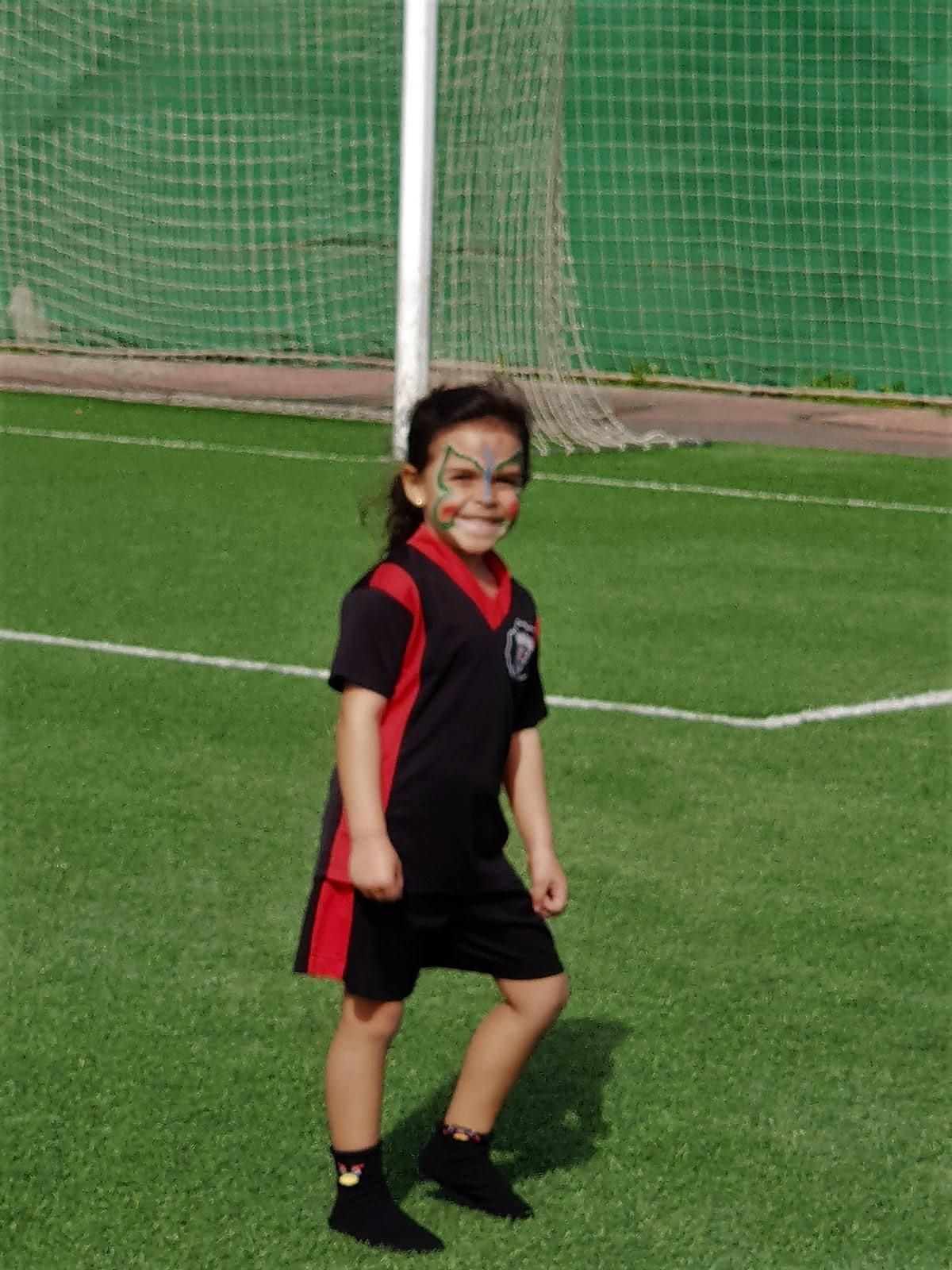 Adriana de pequeña, en sus comienzos en el fútbol