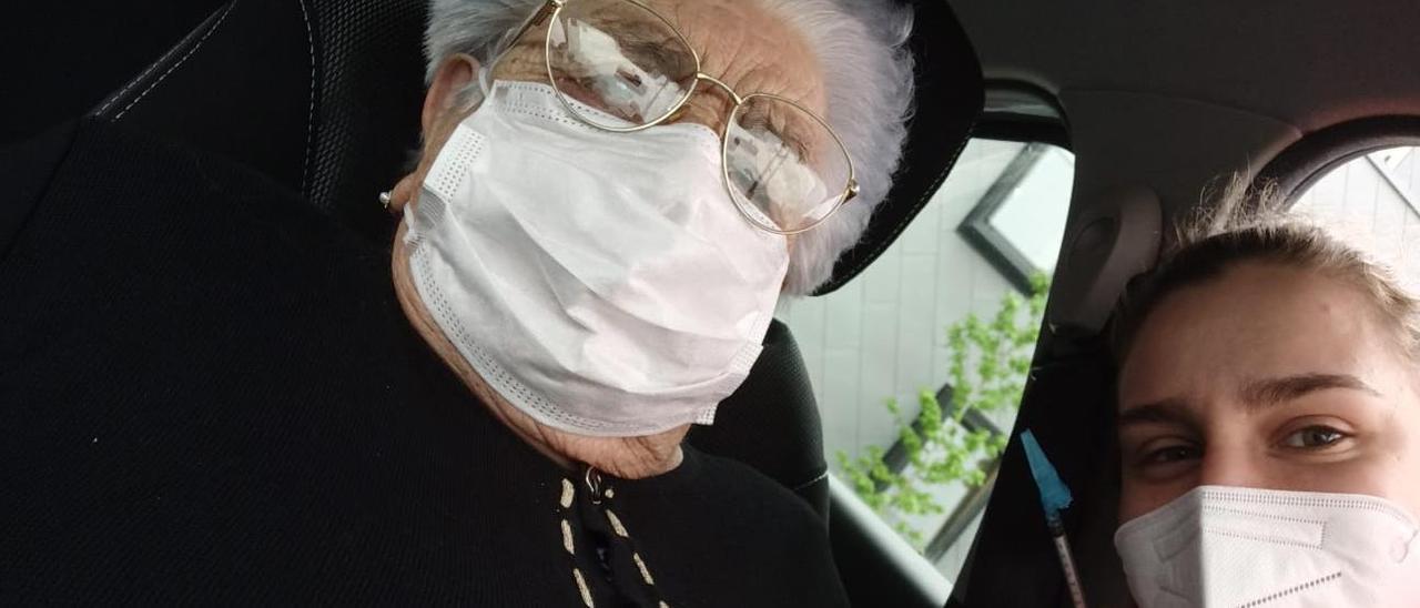 Minia Cabaleiro Carballude, tras vacunar a su abuela –abajo en su 96 cumpleaños– contra el COVID.