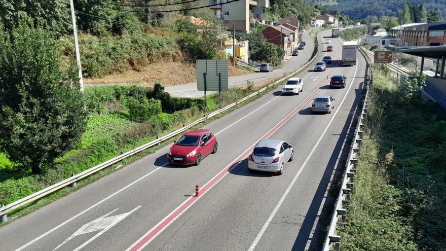 Vehículos circulando por el Corredor del Nalón a la altura de Sama. | L. M. D.