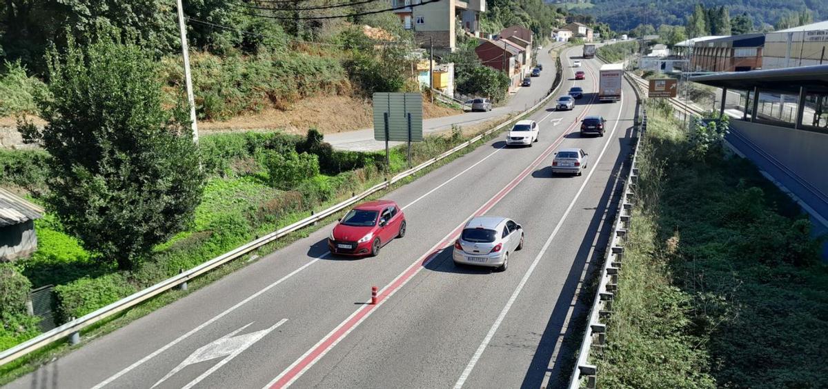 Vehículos circulando por el Corredor del Nalón a la altura de Sama. | L. M. D.