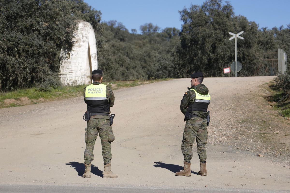 Militares en el acceso a la zona donde se desarrolló el ejercicio en el que murieron dos militares en Cerro Muriano.