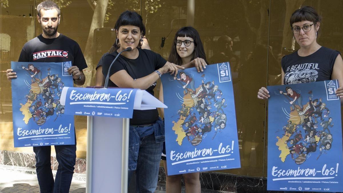 La CUP y otros representantes de la Crida Constituent presentan delante de la Cambra de Comerc  la campaña  &quot;Autodeterminació, desobediència, Paisos Catalans, escombrem-los&quot;.