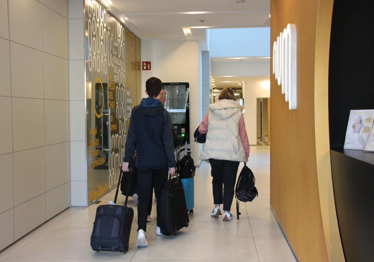 Un grup de turistes entrant en un establiment hoteler en una imatge d’arxiu. | ACN