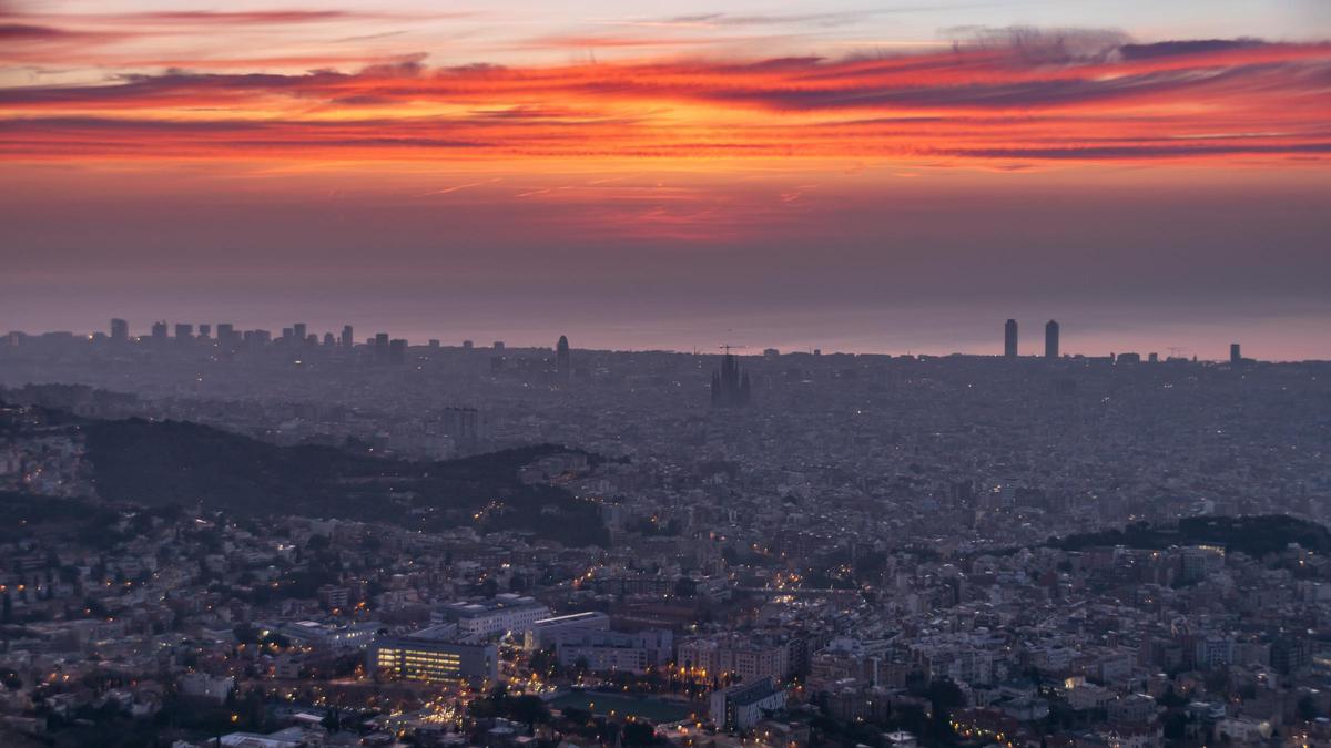 Primeras luces del día sobre Barcelona, el 2 de febrero del 2024
