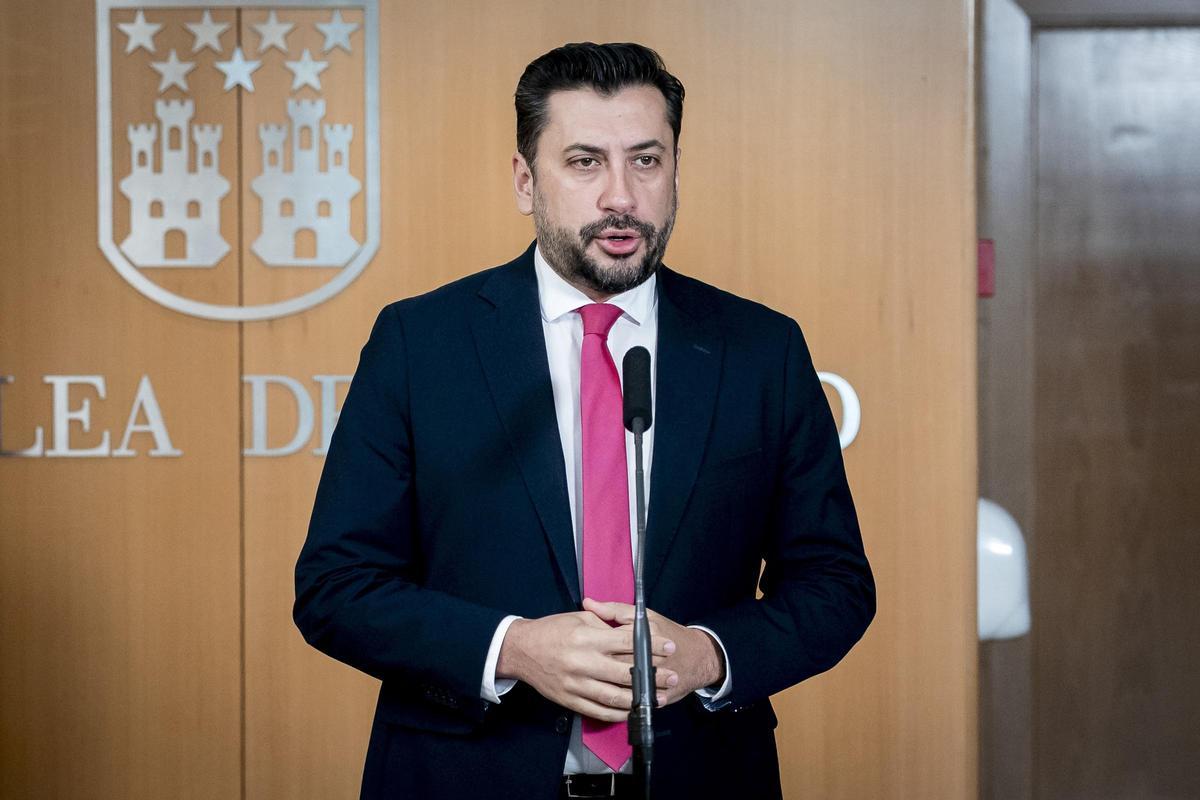 Archivo - El portavoz del PP en la Asamblea, Carlos Díaz Pache, atiende a los medios al término de una sesión plenaria en la Asamblea de Madrid, a 12 de marzo de 2026, en Madrid (España).