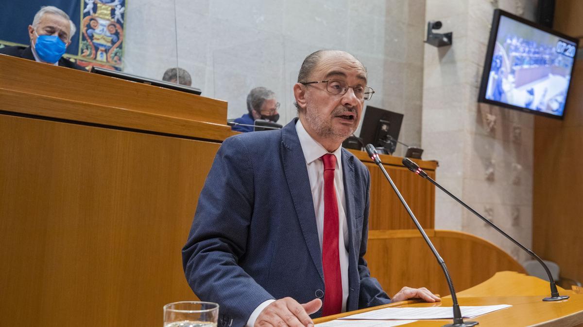 Lambán comparece en el pleno de las Cortes de Aragón.