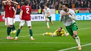 Irelands Troy Parrott, right, celebrates after scoring his sides third goal during the World Cup 2026 group F qualifying soccer match between Hungary and Ireland in Budapest, Hungary, Sunday, Nov. 16, 2025. (AP Photo/Denes Erdos)