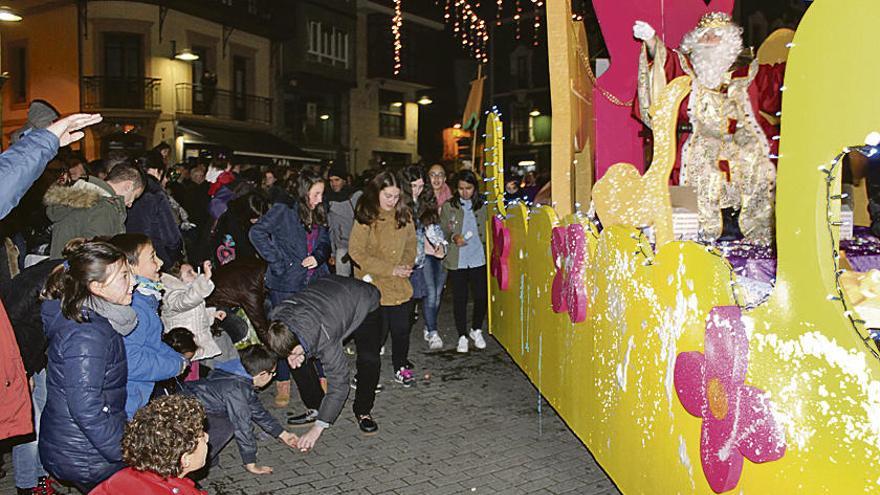 La cabalgata, a su paso por la plaza General Ponte.