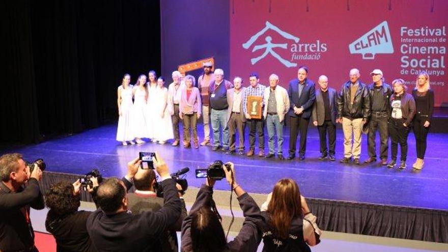 Foto de família al final de l&#039;acte d&#039;ahir al migdia al teatre auditori Agustí Soler i Mas de Navarcles