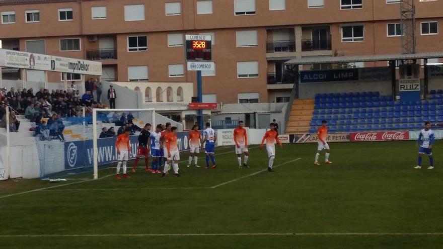 Una jugada del partit Alcoià-Peralada Girona B