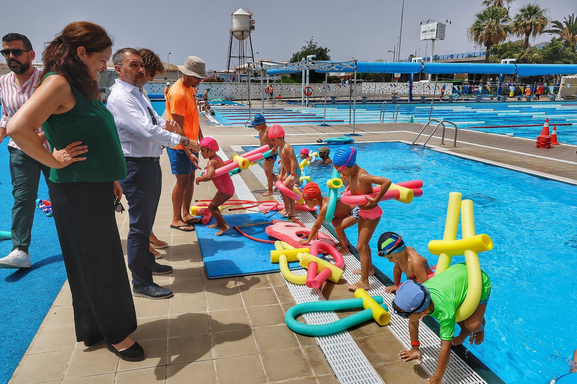 Visita a los cursillos de natación en la piscina Acidalio Lorenzo