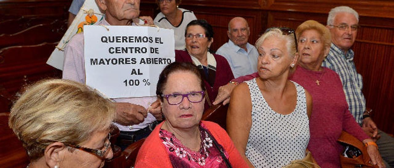 Algunos de los mayores mientras esperan, ayer, el comienzo del pleno en el salón habilitado para ello en las Casas Consistoriales.