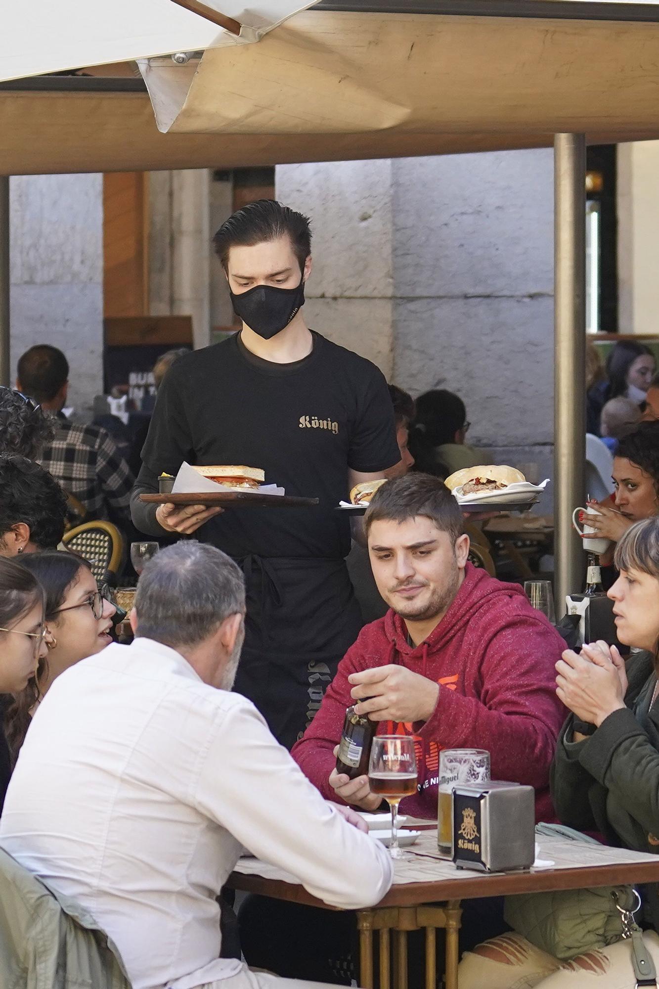 Gironins que treballen durant tot el 12-O sense fer-se fotos