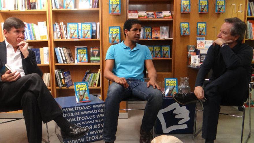 Manuel Pimentel, Enhamed Enhamed e Iñaki Gabilondo, durante la presentación de &#039;Iron Mind&#039; en Madrid.