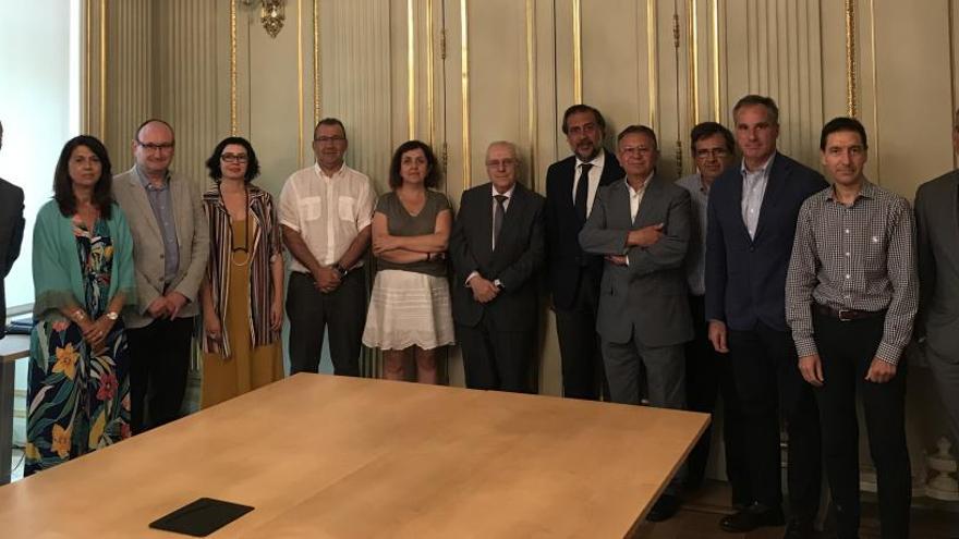 Los representantes de la patronal y UGT que han suscrito el acuerdo