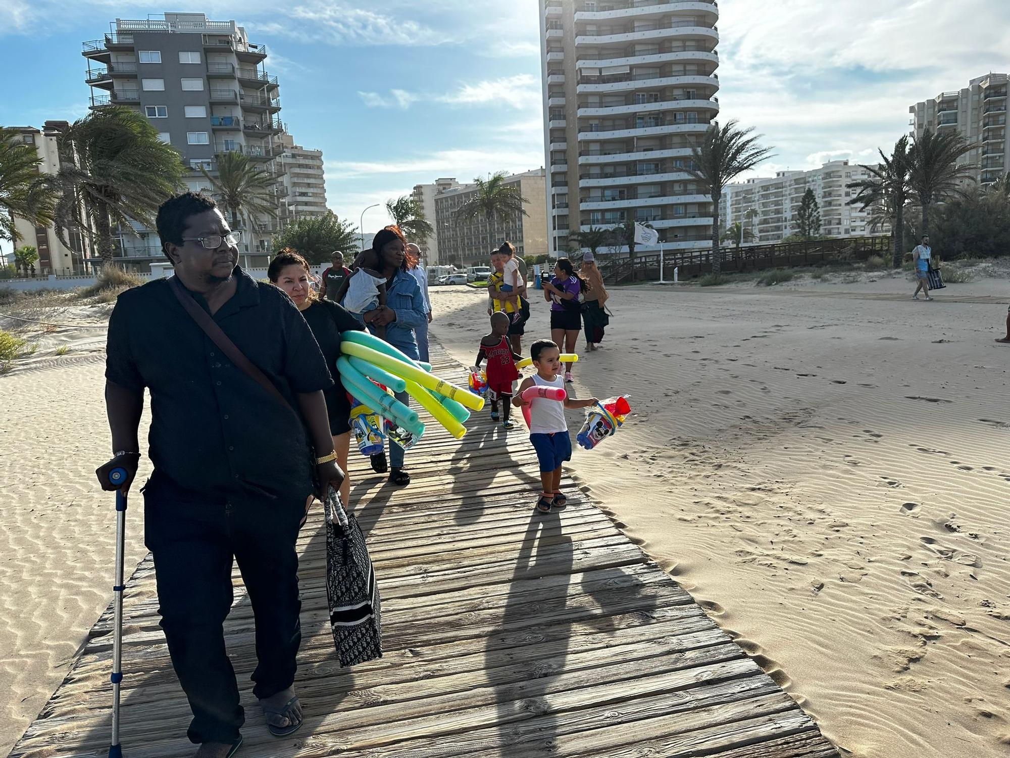 Así ha sido el encuentro de niños con el mar que nunca antes habían visto