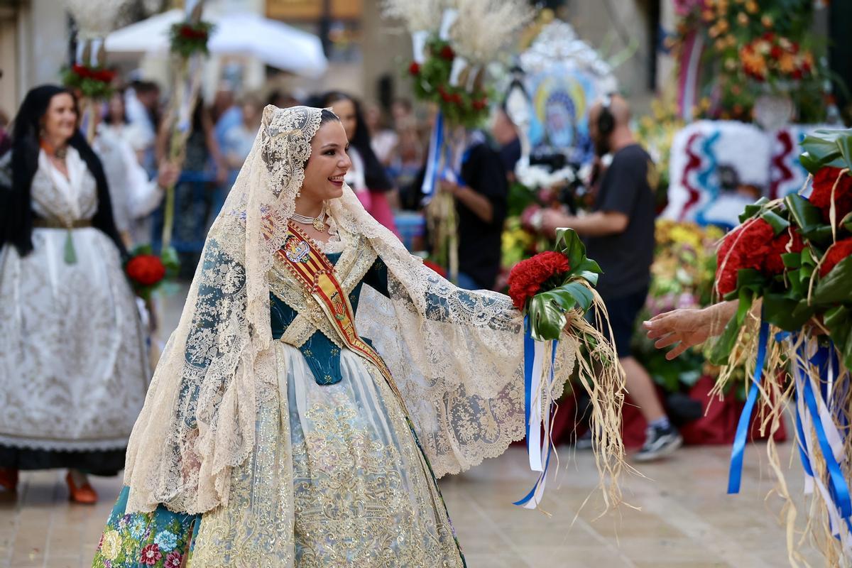 Primera sesión de la Ofrenda en las Hogueras de Alicante con mucha presencia fallera