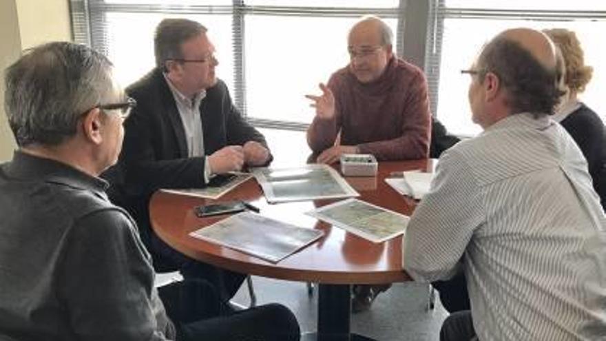 La reunión que el alcalde Javier Esquembre mantuvo con el diputado de Bomberos, Jaume Lloret, y el inspector jefe Vicent Baeza.
