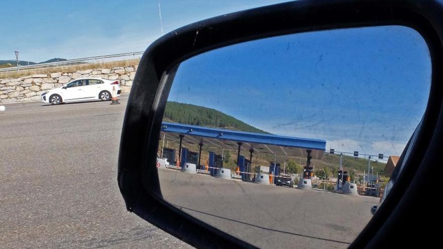 El peaje de la autopista del Huerna, en el retrovisor de un coche.