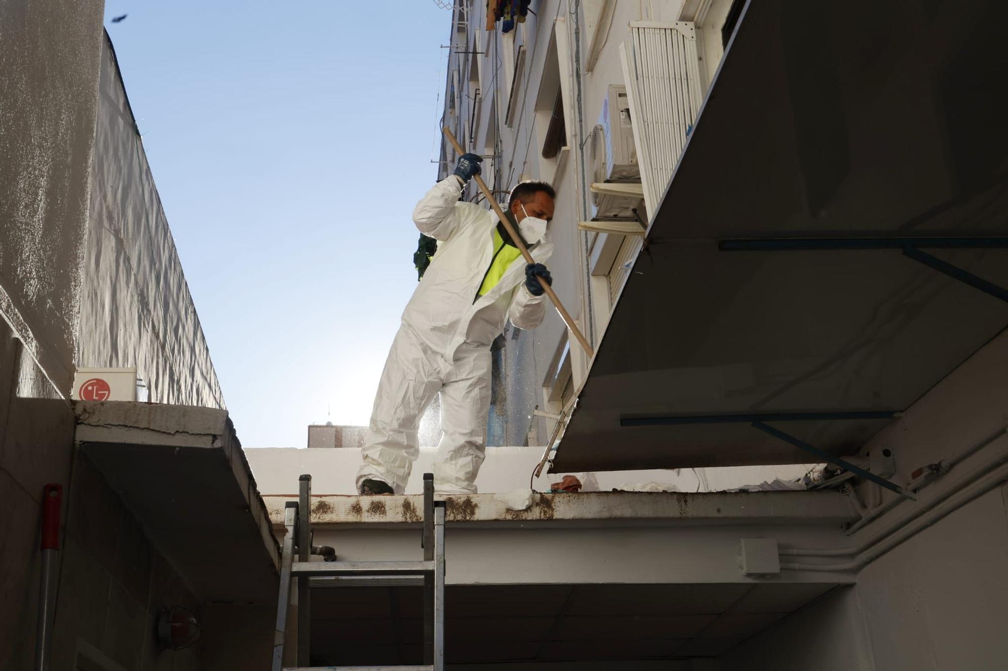 Limpieza de un patio de viviendas precarias en Orriols