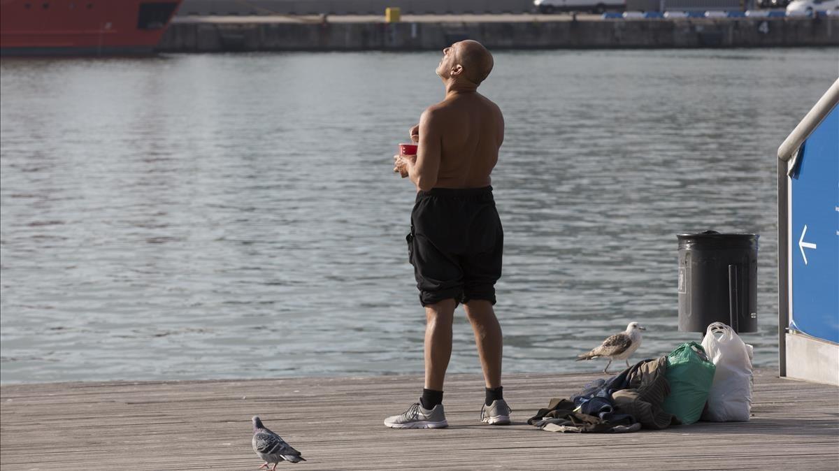 zentauroepp41122909 barcelona 29 11 2017 un indigente se broncea en el maremagnu171205181754