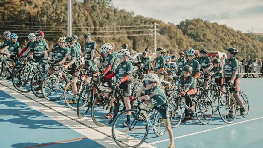 Vista aérea del velódromo para patinaje, ciclismo y atletismo, inaugurado el pasado sábado en Laviana.