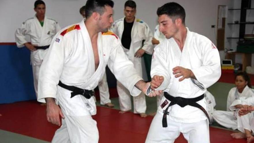 Luis Alcaraz en una clase junto a su compañero Luis Flox.