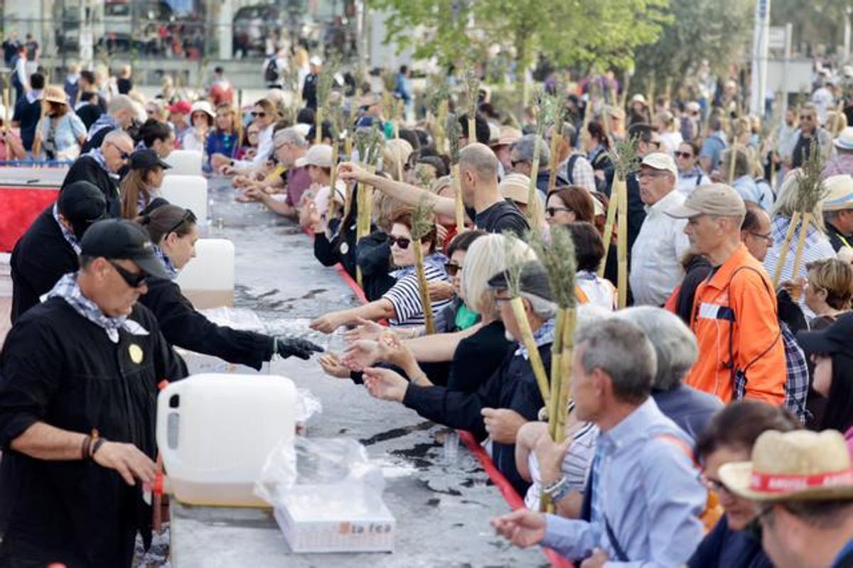 Los peregrinos toman rollitos de anís durante el recorrido