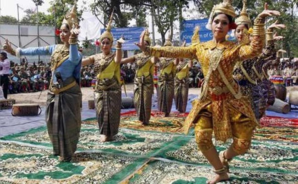 Ballarins de dansa tradicional cambodjana actuen durant una cerimònia religiosa celebrada al temple de Preah Vihear, a Cambodja.