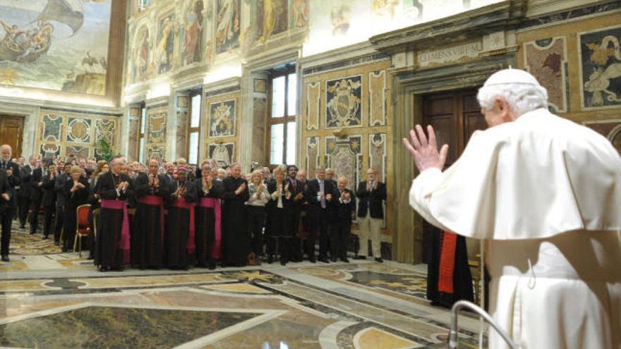 El papa Benedicto XVI recibe en audiencia a la Academia Pontificia para la Vida, ayer en el Vaticano.  // Efe