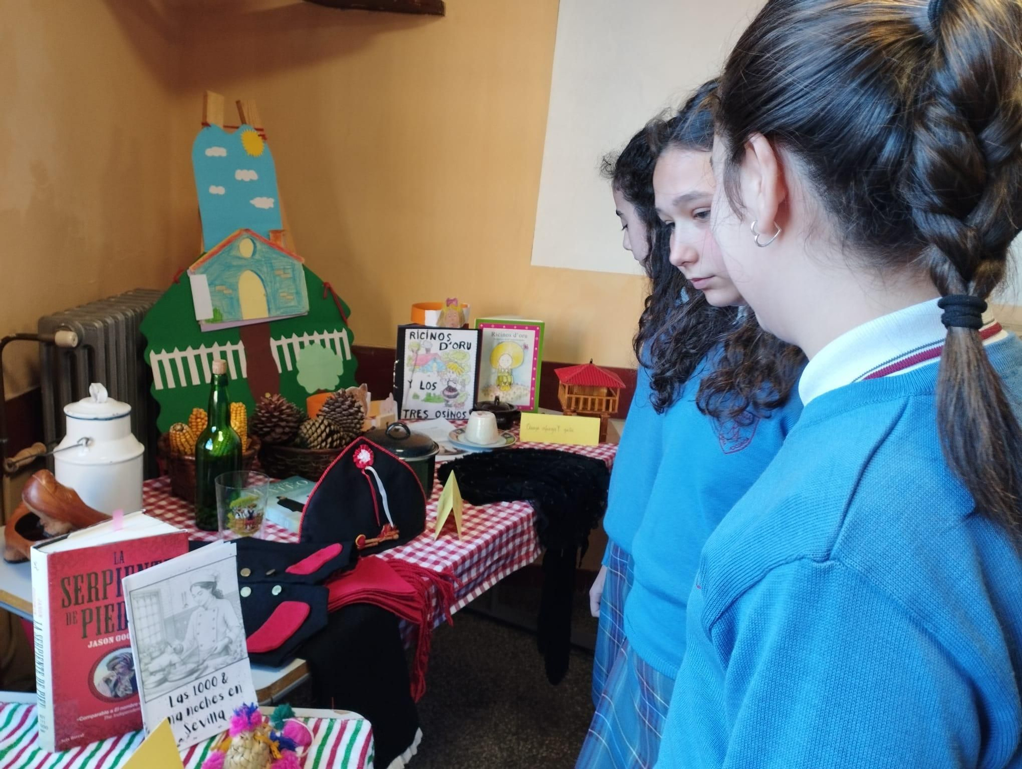 Pote asturiano, queso, uvas y chocolate para celebrar el Día del Libro en el colegio Reina Adosinda de Pravia